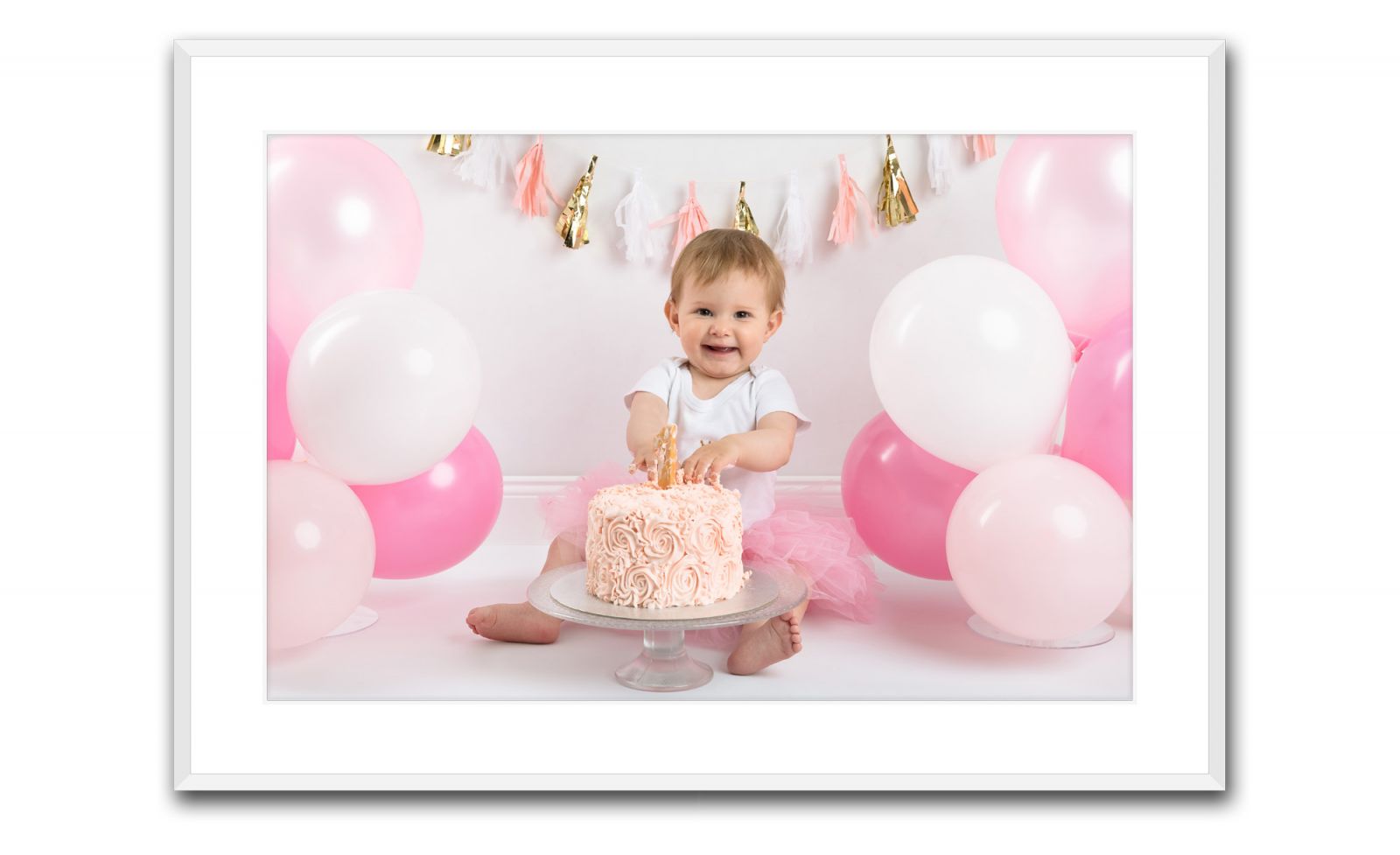 Einjähriges Geburtstagskind beim Torte essen im Fotostudio