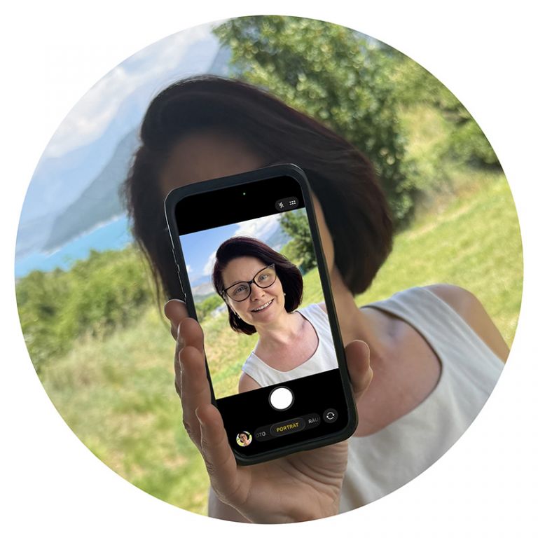 Selfie von Fotografin und Kursleiterin vom Smartphone Fotokurs in München