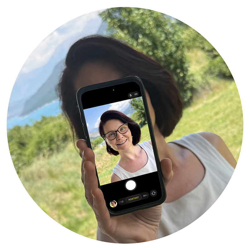 Selfie von Fotografin und Kursleiterin vom Smartphone Fotokurs in München