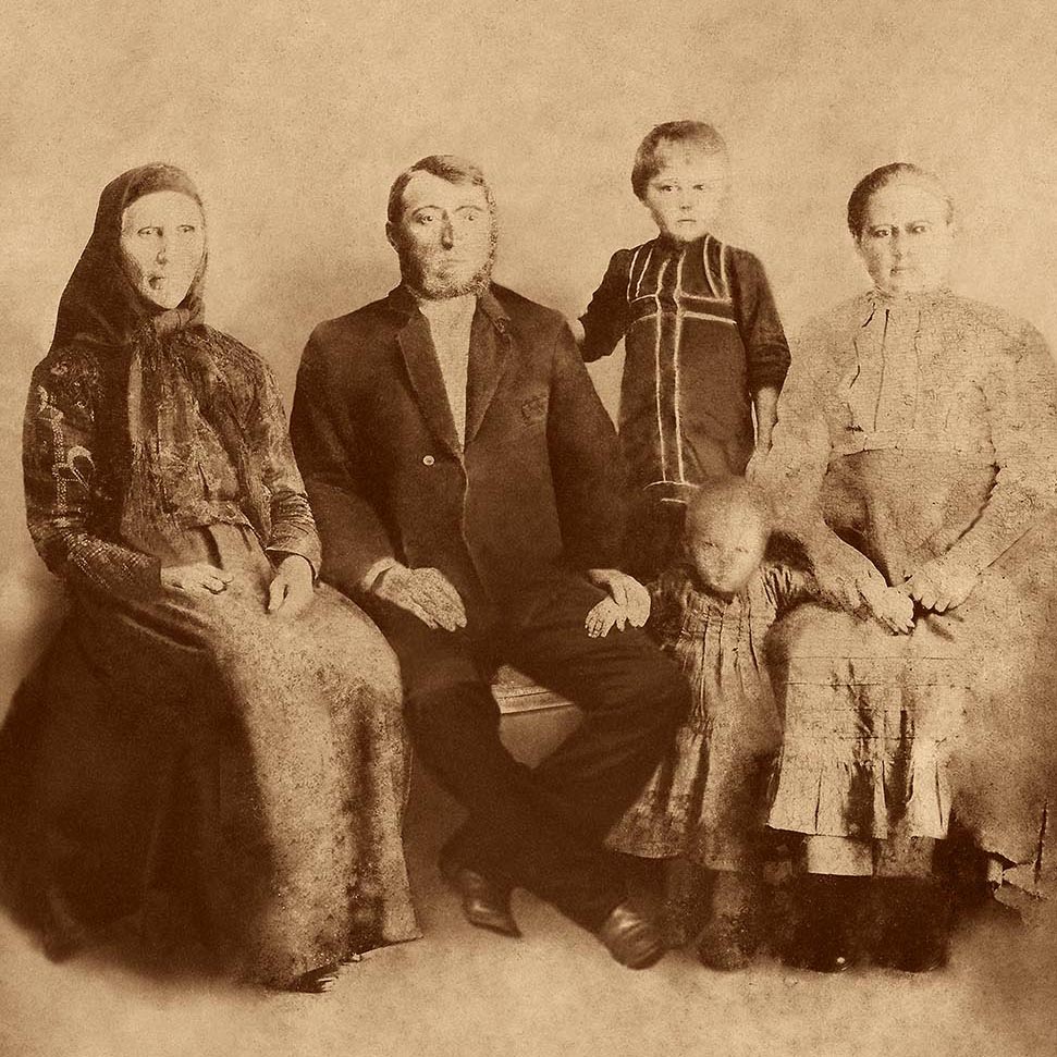 Nachher Foto, Familienfoto, sehr stark beschädigt mit Rissen und Flecken, jetzt restauriert