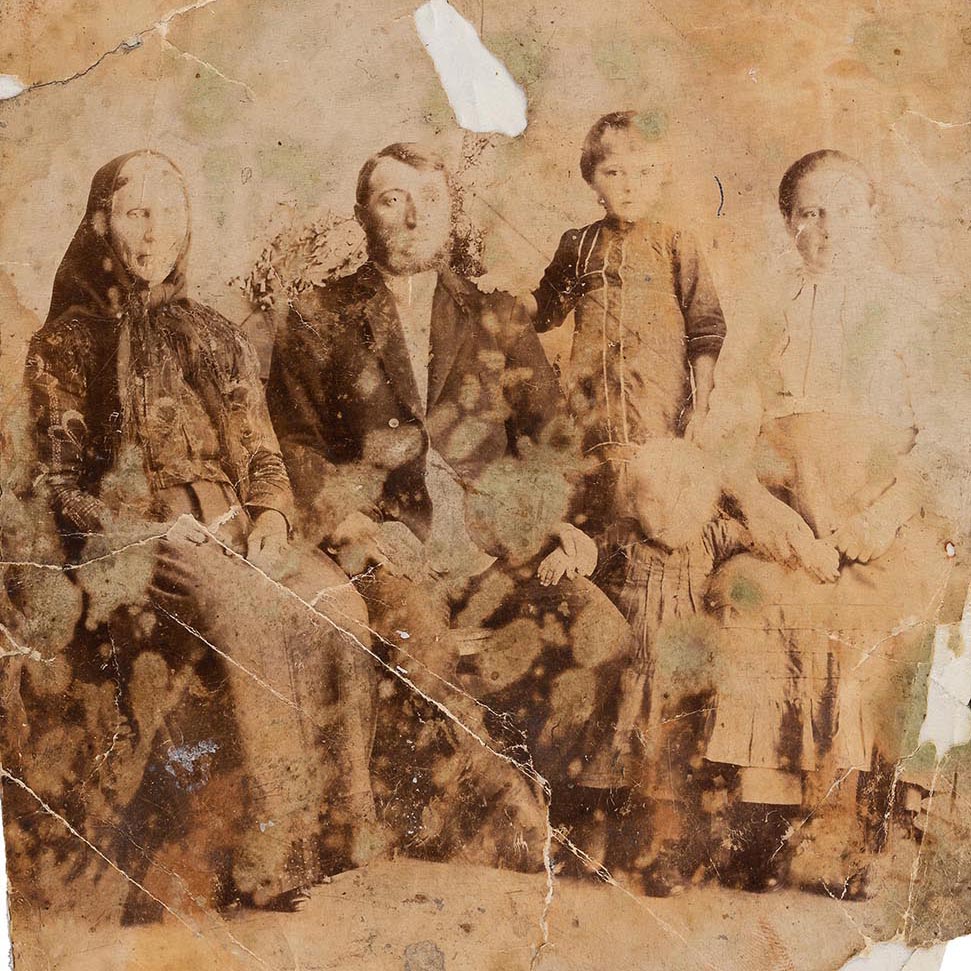 Vorher Foto, Familienfoto, sehr stark beschädigt mit Rissen und Flecken
