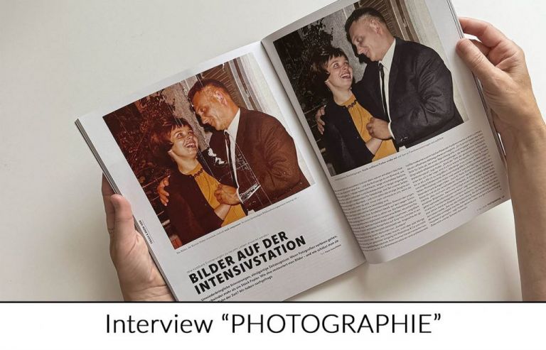 Kerstin Huber mit der Fachzeitschrift PHOTOGRAPHIE, die über ihre Arbeit als Fotorestauratorin berichtet.